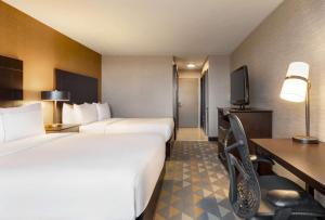 Doubletree By Hilton Pointe Claire Montreal Airport West客房内的一张或多张床位