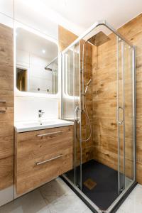 y baño con ducha y lavamanos. en Apartament Widok Zakopane en Zakopane