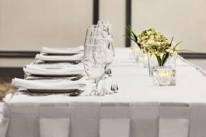 Doubletree By Hilton Pointe Claire Montreal Airport West餐厅或其他用餐的地方