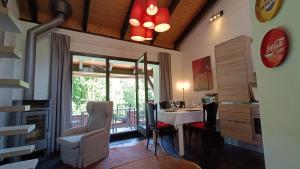 sala de estar con mesa y comedor en Casa Boschetto by Quokka 360 - silent oasis in Bosco Luganese, en Bioggio