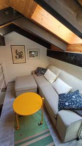 Habitación pequeña con sofá y mesa. en Casa Boschetto by Quokka 360 - silent oasis in Bosco Luganese, en Bioggio