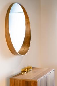 ペーチにあるK57 Old Town Apartmentの木製テーブルの上の円形鏡
