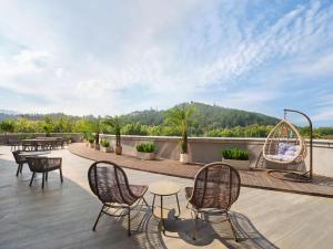 En balkon eller terrasse på Hilton Garden Inn Huzhou Anji Phoenix Mountain