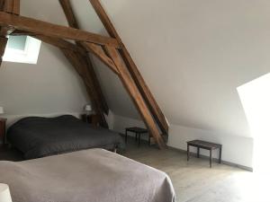 1 Schlafzimmer mit 2 Betten im Dachgeschoss in der Unterkunft Belle dépendance du château : LE LOGIS in Ardentes