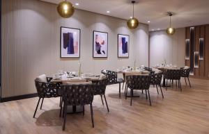 DoubleTree by Hilton Hannover Schweizerhof餐厅或其他用餐的地方