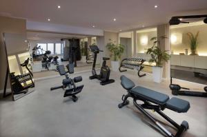 DoubleTree by Hilton Hannover Schweizerhof的健身中心和/或健身设施