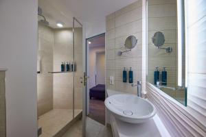 DoubleTree by Hilton Hannover Schweizerhof的一间浴室
