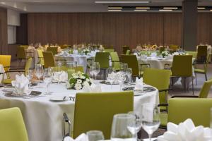 DoubleTree by Hilton Hannover Schweizerhof餐厅或其他用餐的地方