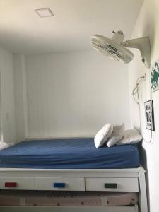 uma cama com lençóis e almofadas azuis num quarto em Beautiful & Central Penthouse in Quibdó em Quibdó