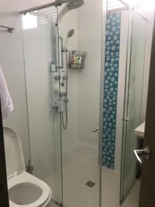 y baño con ducha de cristal y aseo. en Beautiful & Central Penthouse in Quibdó, en Quibdó