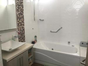 uma casa de banho branca com uma banheira e um lavatório em Beautiful & Central Penthouse in Quibdó em Quibdó