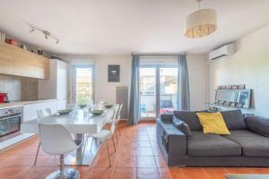 uma sala de estar com um sofá e uma mesa em T3 Aix sud avec terrasse et parking em Aix-en-Provence