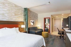 una camera d'albergo con letto e scrivania di Home2 Suites By Hilton Minneapolis University Area a Minneapolis