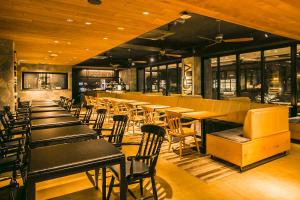 un ristorante con file di tavoli e sedie di Sakura Terrace The Gallery a Kyoto
