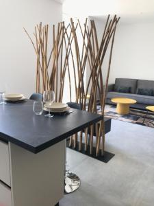 uma sala de jantar com uma mesa preta e cadeiras em Belmar Apartments em Valência