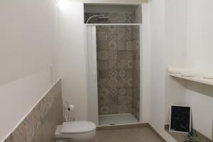 ein Bad mit einem WC und einer ebenerdigen Dusche in der Unterkunft Casetta Pisanelli 25 in Mottola