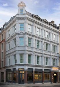 ein weißes Gebäude mit einer Uhr oben drauf in der Unterkunft Lost Property St Pauls London, Curio Collection By Hilton in London