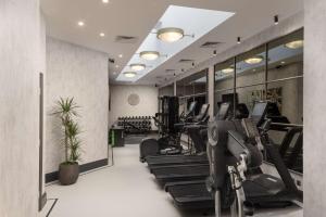 Fitness centrum a/nebo fitness zařízení v ubytování Lost Property St Pauls London, Curio Collection By Hilton