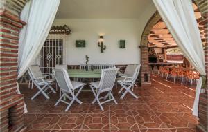 Reštaurácia alebo iné gastronomické zariadenie v ubytovaní Nice Home In Malaga With Jacuzzi