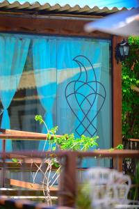 a window with a bird etched into it at Villaê Pousada in Pirenópolis