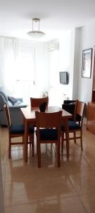 - un salon avec une table, des chaises et un canapé dans l'établissement La viajera Espadan, à Algimia de Almonacid