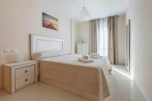 biała sypialnia z łóżkiem i oknem w obiekcie A&N Saladero 1 w mieście Torre del Mar