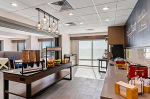 un ristorante con bancone e cibo sopra di Hampton Inn Colorado Springs Northeast a Colorado Springs