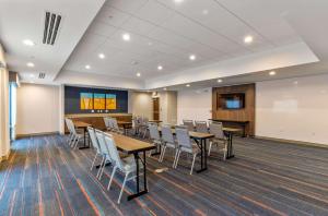 une salle de conférence avec des tables et des chaises ainsi qu'un podium dans l'établissement Hampton Inn Colorado Springs Northeast, à Colorado Springs