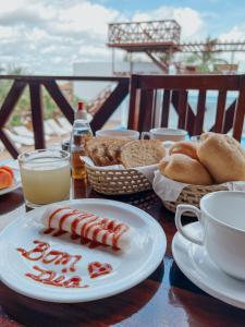 Vila Jeri Hotel في يريكوكورا: طاولة مع طبق من الطعام والخبز