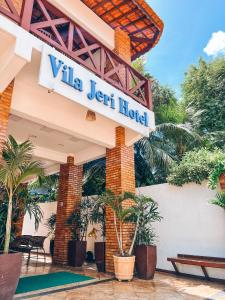 un hôtel avec un panneau indiquant la villa quittant l'hôtel dans l'établissement Vila Jeri Hotel, à Jericoacoara