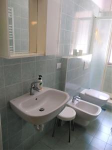 y baño con lavabo y aseo. en Monolocale n°1 vicino al centro con dehor, en Laigueglia