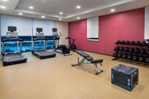 un gimnasio con equipo cardiovascular y TV. en Home2 Suites By Hilton Wildwood The Villages, en Wildwood