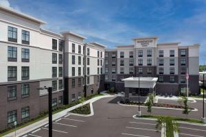 une image de l'avant d'un hôtel avec un bâtiment dans l'établissement Homewood Suites By Hilton Louisville Airport, à Louisville