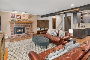 uma sala de estar com mobiliário de couro e uma lareira em Winterset 1 condo em Steamboat Springs