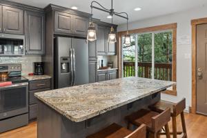 uma cozinha com um balcão de granito e uma grande ilha em Winterset 1 condo em Steamboat Springs