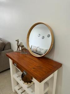 um espelho redondo em cima de uma mesa de madeira em Monoambiente H&O em Cipolletti