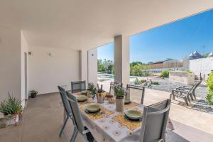 Un comedor con mesa y sillas en Valle d'Itria IN, en Martina Franca