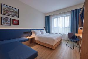 Posteľ alebo postele v izbe v ubytovaní Hampton By Hilton Poznan Swarzedz + 27 fotografií