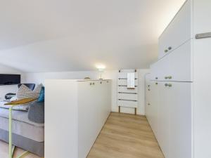 - une chambre avec des placards blancs et un lit dans l'établissement Der.Berg.Ruft, à Garmisch-Partenkirchen