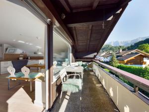 Elle comprend un balcon offrant une vue sur les montagnes. dans l'établissement Der.Berg.Ruft, à Garmisch-Partenkirchen