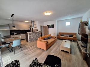 un salon avec deux canapés et une cuisine dans l'établissement Apartma Kanal, à Kanal