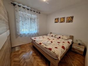 - une chambre avec un lit et une fenêtre dans l'établissement Apartma Kanal, à Kanal