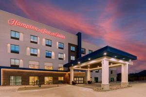 un edificio de hotel con un cartel que dice hampton inn y suites en Hampton Inn & Suites Weatherford, Tx, en Weatherford