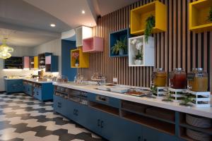 菲亚诺罗马诺Hampton by Hilton Rome North Fiano Romano的一家有蓝色橱柜和盘子的餐厅