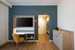 Hampton by Hilton Rome North Fiano Romano的电视和/或娱乐中心