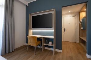 Hampton by Hilton Rome North Fiano Romano的电视和/或娱乐中心
