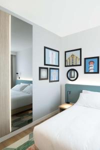 Hampton by Hilton Rome North Fiano Romano客房内的一张或多张床位