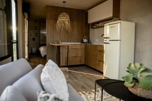 cocina con nevera blanca y mesa en Dawar Sinai Bliss - Luxury Haven en Ma'ale Adumim