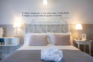 シラクーサにあるCasa dei Réのベッドルーム1室(ベッド1台、タオル2枚付)