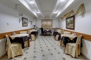 un restaurante con mesas y sillas en una habitación en Hotel PERLA LESKOVAC, en Leskovac